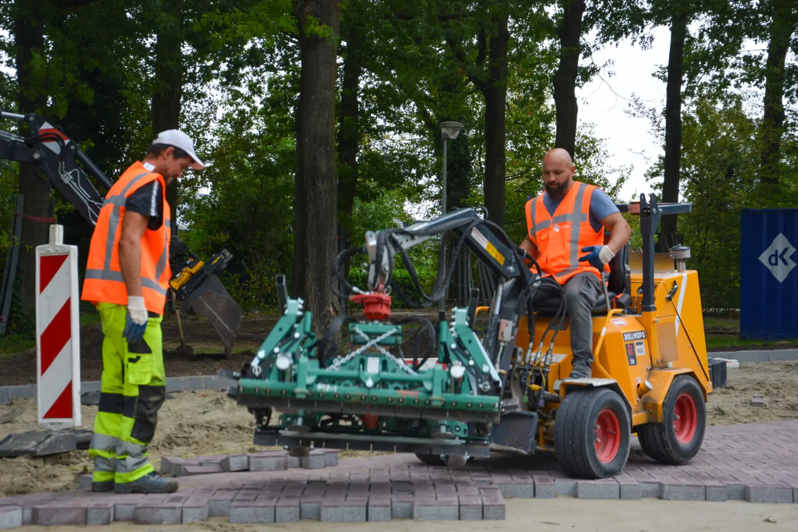 Machinaal leggen van de nieuwe bestrating