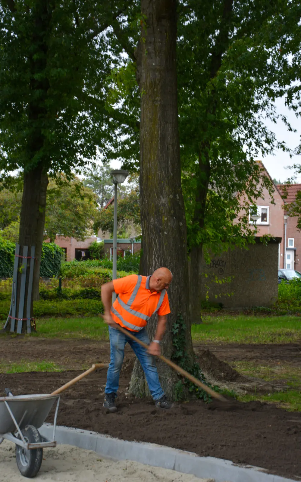 Een vakman werkt de bestrating af
